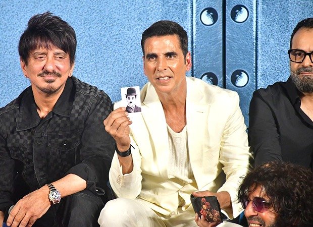 Housefull 5: Akshay Kumar speaks about his love for Charlie Chaplin; shows his photograph in his wallet; Riteish Deshmukh jokes, “Can I have his wallet please?” 5 : Bollywood News