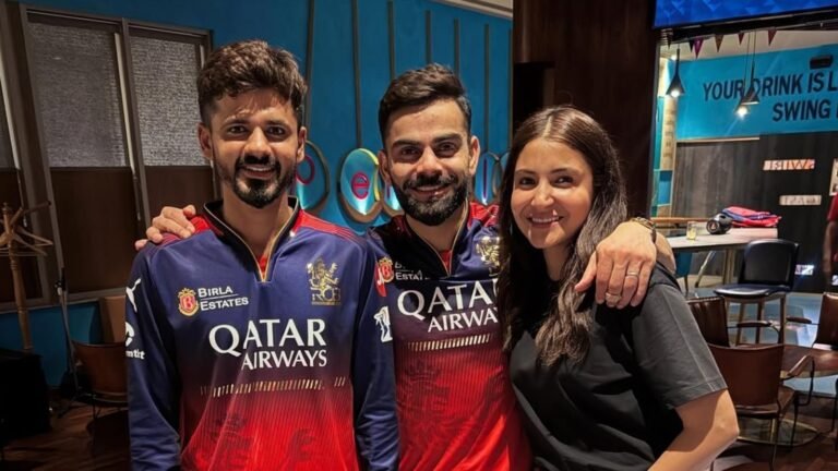Anushka Sharma is all smiles as she celebrates with Virat Kohli and RCB teammates after big win. See pic | Bollywood