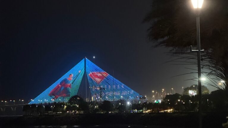 Superman makes landing on Mumbai’s Bandra-Worli Sea Link; commuters call it ‘super cool’ | Bollywood