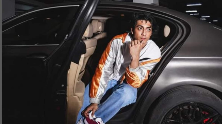 Bollywood’s latest ₹500 crore star Ahaan Panday spotted strolling Mumbai streets alone; fans love his sweet attitude | Bollywood